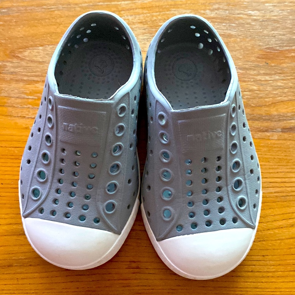 NATIVE Jefferson unisex gray water shoes ❤️ C6 little kids grey